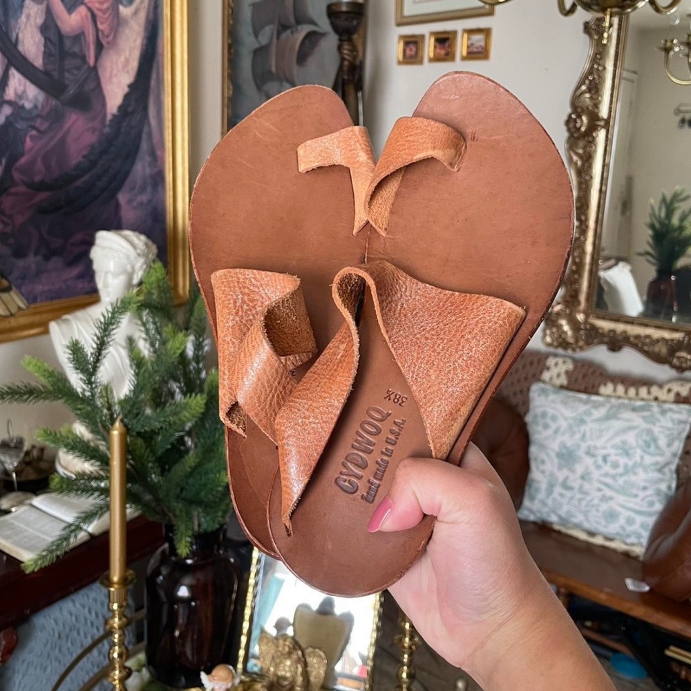 Cydwoq Handcrafted Tan Leather Toe-Loop Sandals